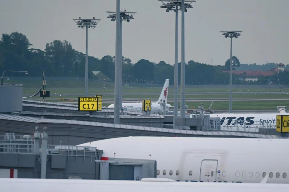 DITUTUP: Pendaratan cemas pesawat Air China menyebabkan salah satu landasan di Lapangan Terbang Changi ditutup hampir tiga jam.
