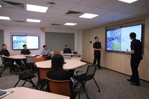 Bilik Darjah Bijak pertama Akademi Home Team (HTA) dilengkapi dengan kamera video yang dipertingkatkan dengan kecerdasan buatan (AI) dan sensor pencahayaan.