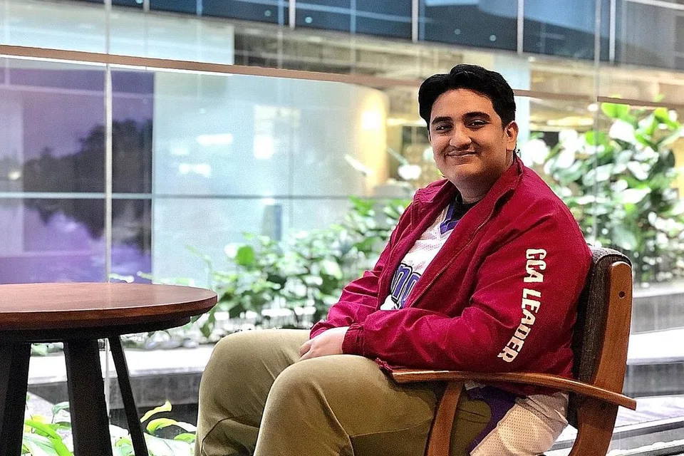 REBUT PELUANG BELAJAR DARIPADA PAKAR: Muhammad Shazuan Shiraj Abdullah, yang lebih dikenali sebagai AbangSapau, dalam persada hip hop Singapura menebarkan sayap seninya dibimbing penyanyi dan pelakon tempatan Shabir di bawah program bimbingan The Great Singapore Replay (TGSR). - Foto BH oleh HARYANI ISMAIL