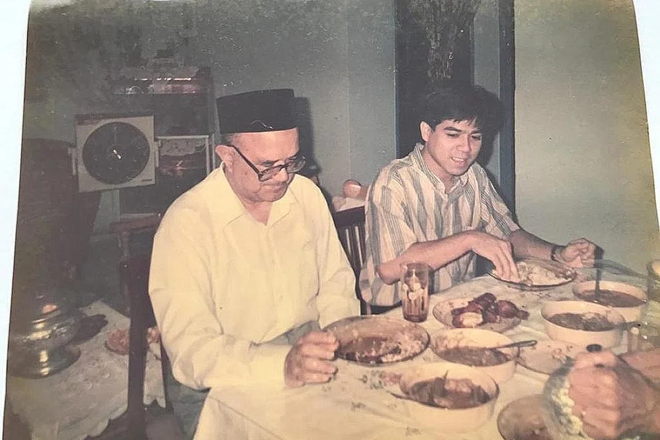 KENANGAN MANIS: Encik Latiff semasa di zaman mudanya, berpeluang duduk makan semeja bersama-sama peguam negara pertama Singapura, Professor Ahmad Ibrahim (Mei 1916 - April 1999), yang merupakan rakan bapanya. Tarikh gambar ini dirakam bagaimanapun tidak dapat dipastikan. - Foto-foto ihsan ENCIK LATIFF IBRAHIM 