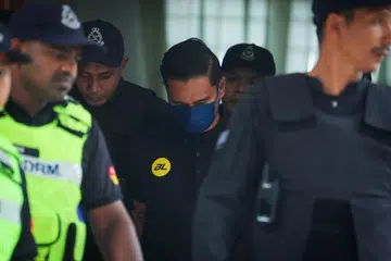 Anggota polis Lans Koperal Muhammad Alif Monjani (memakai pelitup), 26 tahun, didakwa di Mahkamah Majistret Kuala Kubu Bharu atas tuduhan membunuh Nur Farah Kartini Abdullah yang mayatnya ditemukan di sebuah ladang kelapa sawit. 