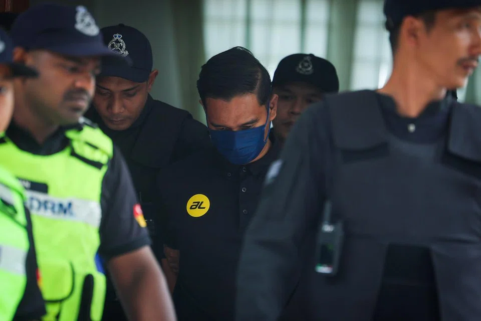 Anggota polis Lans Koperal Muhammad Alif Monjani (memakai pelitup), 26 tahun, didakwa di Mahkamah Majistret Kuala Kubu Bharu atas tuduhan membunuh Nur Farah Kartini Abdullah yang mayatnya ditemukan di sebuah ladang kelapa sawit. 