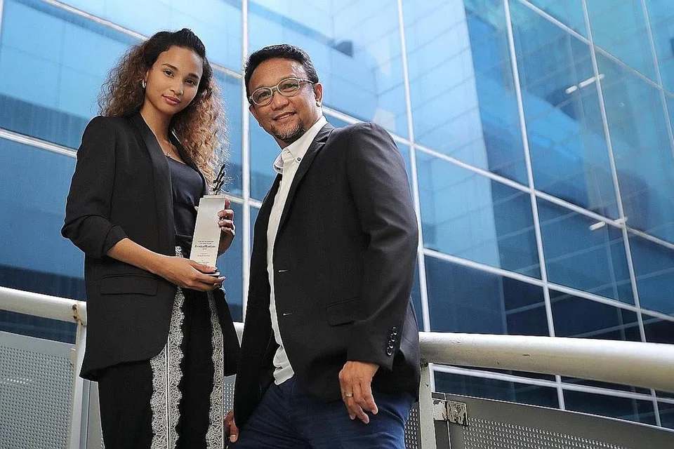 KONGSI KEGEMBIRAAN: Fandi Ahmad bersama anaknya Cik Iman Fandi bergambar di majlis Anugerah Jauhari kelmarin. Cik Iman hadir untuk menerima Anugerah Jauhari Harapan bagi pihak abangnya Ikhsan Fandi. - Foto BH oleh GAVIN FOO