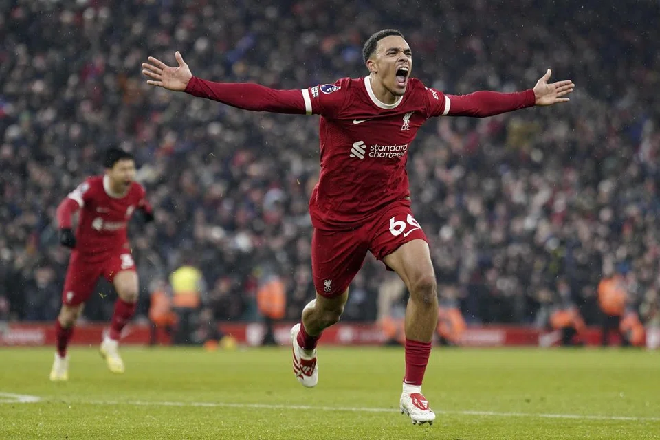 WIRA PASUKAN: Trent Alexander-Arnold meraikan gol keduanya yang memberi Liverpool kemenangan 4-3 ke atas Fulham. 