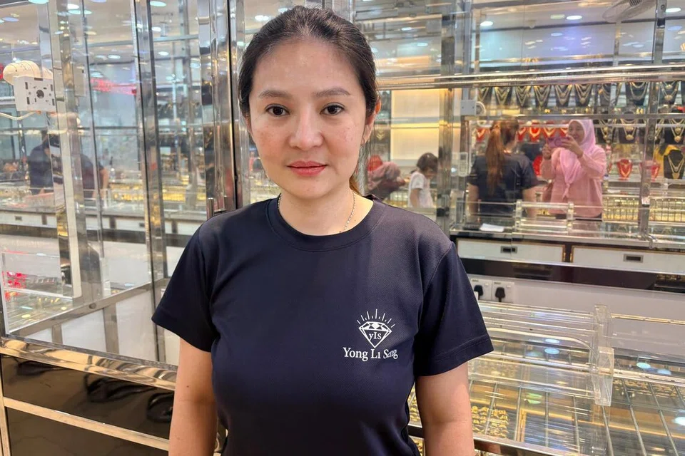 Pengurus Kedai Emas Yong Li Seng, di Port Dickson, Negeri Sembilan, Cik Siow Hui.