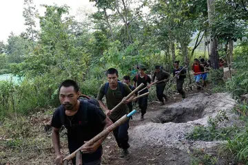 SEJAK TUMBANGKAN PEMERINTAH SUU KYI, JUNTA HADAPI ASAKAN PELBAGAI ARAH - DARI PIHAK MILITIA BERSENJATA: Gambar yang dipetik pada 8 Oktober lalu menunjukkan sekumpulan anggota Pasukan Pertahanan Rakyat, sayap bersenjata bagi Pemerintah Perpaduan Nasional yang didokong rakyat Myanmar, menjalani latihan di sebuah kem di Negeri Kayin, berdekatan sempadan Myanmar-Thai. - Foto AFP