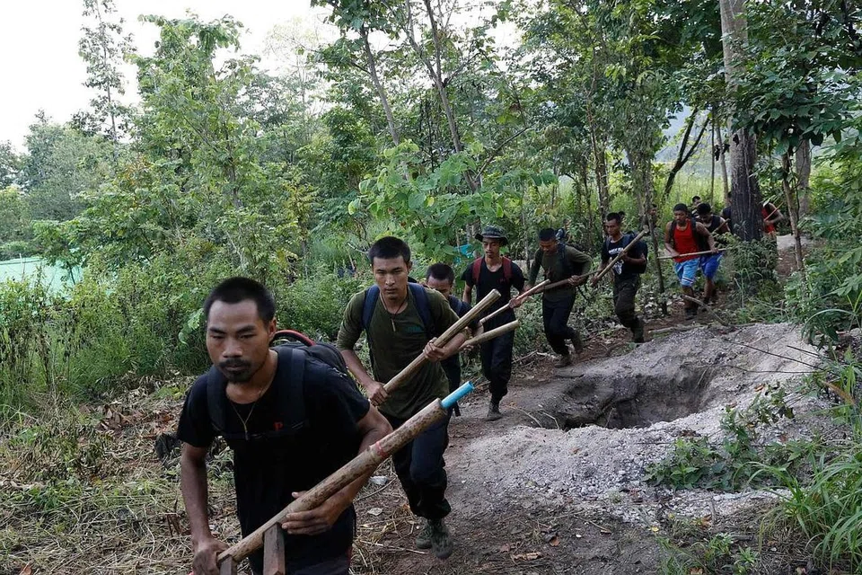 SEJAK TUMBANGKAN PEMERINTAH SUU KYI, JUNTA HADAPI ASAKAN PELBAGAI ARAH - DARI PIHAK MILITIA BERSENJATA: Gambar yang dipetik pada 8 Oktober lalu menunjukkan sekumpulan anggota Pasukan Pertahanan Rakyat, sayap bersenjata bagi Pemerintah Perpaduan Nasional yang didokong rakyat Myanmar, menjalani latihan di sebuah kem di Negeri Kayin, berdekatan sempadan Myanmar-Thai. - Foto AFP