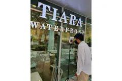 BERWASPADA: Restoran seperti Tiara Waterfront di Stadium Tertutup Singapura memeriksa suhu badan pelanggan dan kerap melakukan proses penyahjangkitan. - Foto TIARA WATERFRONT