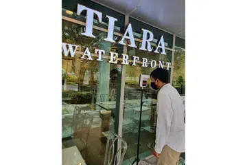 BERWASPADA: Restoran seperti Tiara Waterfront di Stadium Tertutup Singapura memeriksa suhu badan pelanggan dan kerap melakukan proses penyahjangkitan. - Foto TIARA WATERFRONT