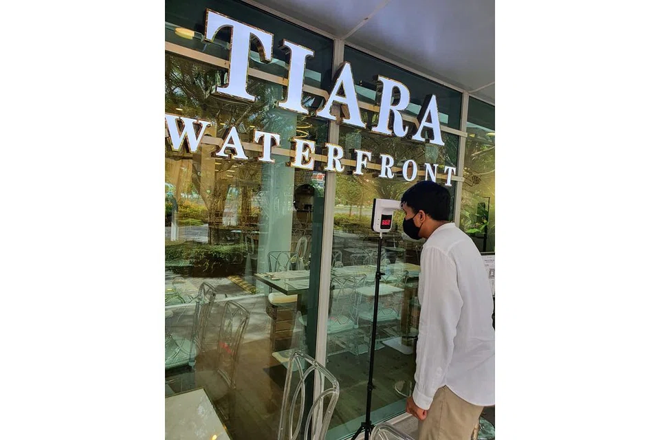 BERWASPADA: Restoran seperti Tiara Waterfront di Stadium Tertutup Singapura memeriksa suhu badan pelanggan dan kerap melakukan proses penyahjangkitan. - Foto TIARA WATERFRONT