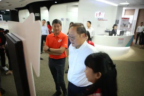 Menteri Tenaga Manusia, Dr Tan See Leng (dua dari kanan), dan Setiausaha Agung Kongres Kesatuan Sekerja Kebangsaan (NTUC), Encik Ng Chee Meng, mengunjungi Pusat Kerjaya e2i di Institut Pekerjaan dan Daya Kerja Devan Nair di Jurong East pada 27 Ogos.
