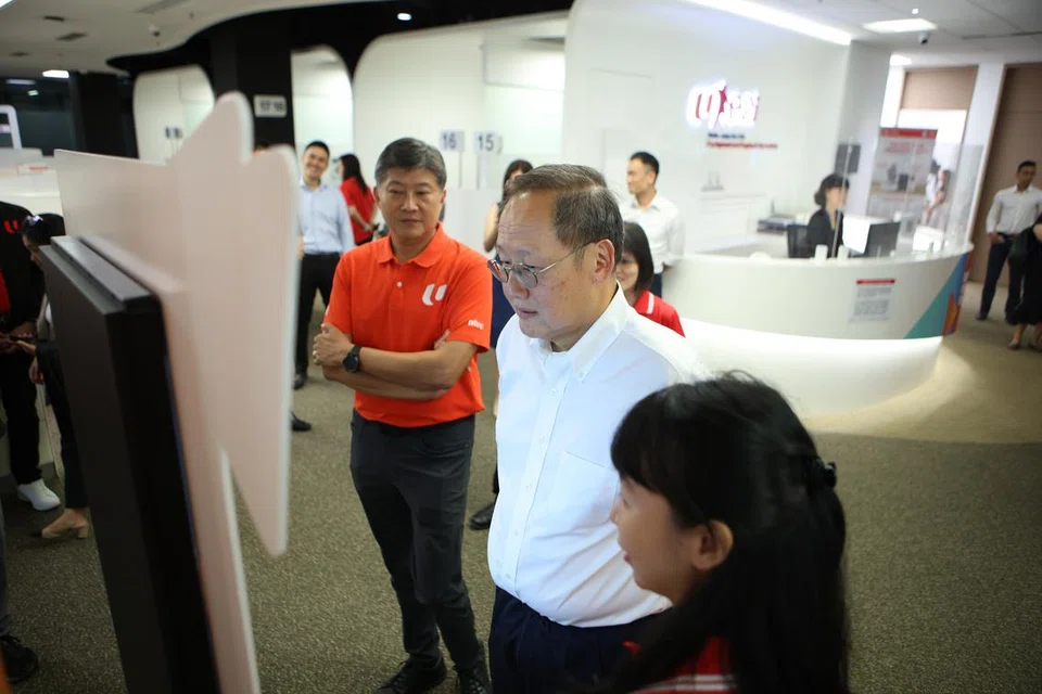 Menteri Tenaga Manusia, Dr Tan See Leng (dua dari kanan), dan Setiausaha Agung Kongres Kesatuan Sekerja Kebangsaan (NTUC), Encik Ng Chee Meng, mengunjungi Pusat Kerjaya e2i di Institut Pekerjaan dan Daya Kerja Devan Nair di Jurong East pada 27 Ogos.