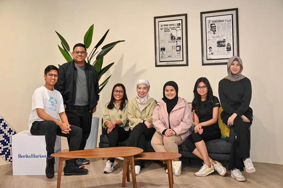 (Dari kiri) Wartawan Foto, Encik Shafiq Apandi; Koresponden, Encik Anwar Saleh; Koresponden, Cik Irma Khairunnisa Kamarudin; Koresponden, Cik Siti Aisyah Nordin; Wartawan Media Sosial, Cik Ameerah Sallehudin; Wartawan Media Sosial, Cik Nurul Insyirah Mohd Shukor; dan Penerbit Media Sosial, Cik Amira Syaheera Azlan merupakan antara pemenang Anugerah Khas Kecemerlangan pada Majlis Anugerah Tahunan EMTM 2023.