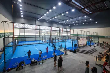 KEMUDAHAN BERSUKAN: The Sports Arina (TSA) @ Jalan Kayu menyediakan 10 gelanggang bola pikel yang dilengkapi penyaman udara.