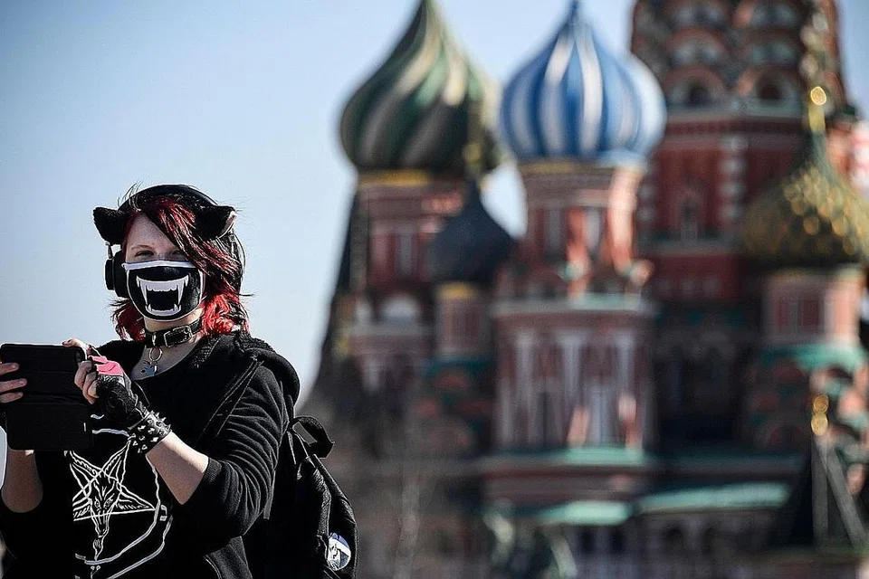 AMBIL LANGKAH BERJAGA-JAGA: Seorang penduduk Moscow yang memakai pelitup bergambar di Red Square, daya tarikan ikonik di ibu kota Russia, sedang negara itu berhadapan ancaman Covid-19. - Foto AFP