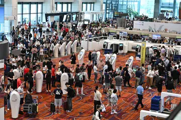 Jumlah besar penumpang kelihatan sedang beratur di kaunter daftar masuk Scoot di Lapangan Terbang Changi Terminal 1 disebabkan gangguan sistem IT sedunia pada 19 Julai 2024.