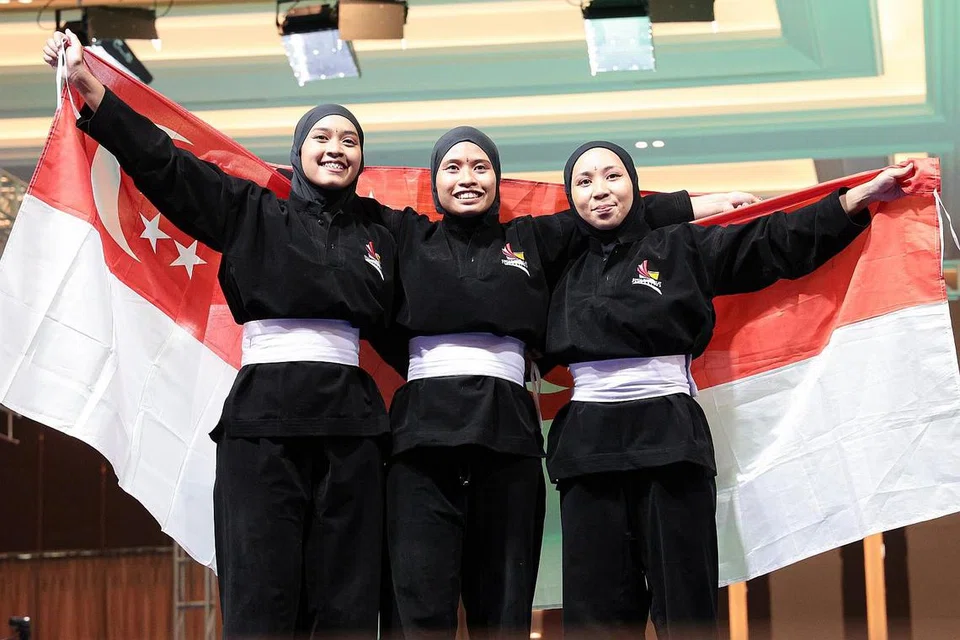 MUDA MENYENGAT: Pasukan seni wanita Singapura, yang terdiri daripada (dari kiri) Iffah Batrisyia Noh, 20 tahun, Amirah Sahrin, 20 tahun, dan Ashikin Zulkifli, 23 tahun, meraih emas pertama mereka di Sukan SEA. - Foto ZAOBAO