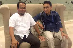 SEHALUAN PERTINGKAT KERJASAMA DAGANGAN: Ketua Umum Persatuan Saudagar Bawean, Encik Asy'ari (kiri) dan Haji Faizal, akur banyak potensi perniagaan yang boleh diteroka peniaga Singapura di Pulau Bawean.