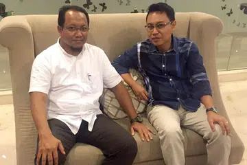 SEHALUAN PERTINGKAT KERJASAMA DAGANGAN: Ketua Umum Persatuan Saudagar Bawean, Encik Asy'ari (kiri) dan Haji Faizal, akur banyak potensi perniagaan yang boleh diteroka peniaga Singapura di Pulau Bawean.