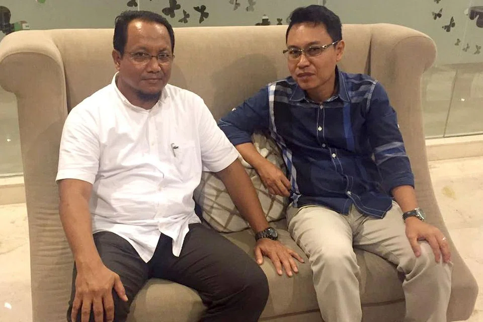SEHALUAN PERTINGKAT KERJASAMA DAGANGAN: Ketua Umum Persatuan Saudagar Bawean, Encik Asy'ari (kiri) dan Haji Faizal, akur banyak potensi perniagaan yang boleh diteroka peniaga Singapura di Pulau Bawean.