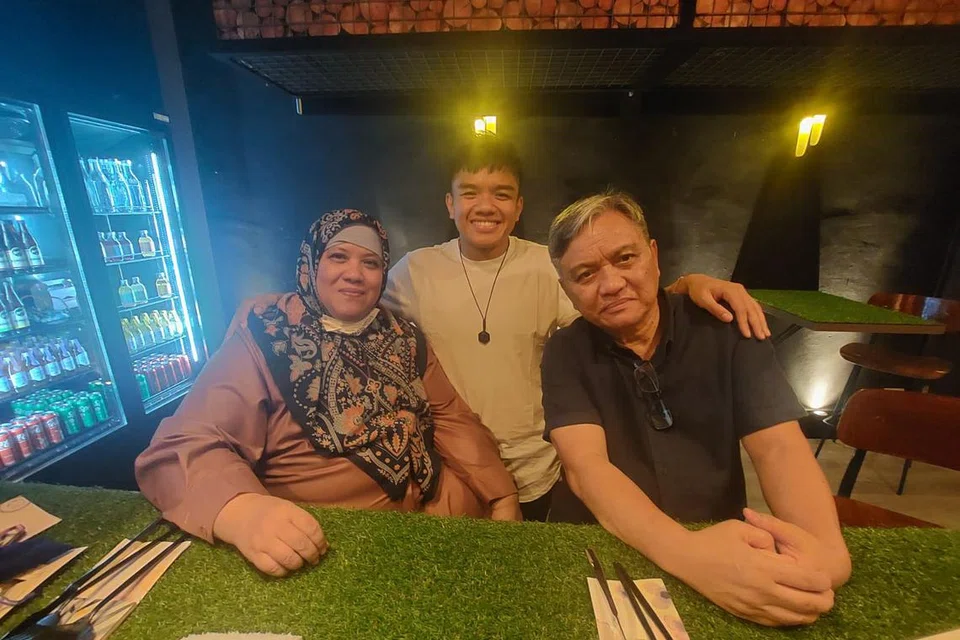 Atlet tinju tendang Singapura, Nazri Sutari (tengah), bersama ibu nya Cik Norayni Haji Daud, 60 tahun, dan bapanya, Encik Sutari Waghi, 73 tahun. 