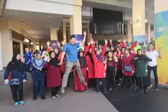BICARA KESIHATAN: Encik Amrin (berbaju biru) bersama peserta sesi Jom Bual-Bual Kesihatan anjuran Berita Harian dan Lembaga Penggalakkan Kesihatan di Heartbeat@Bedok.