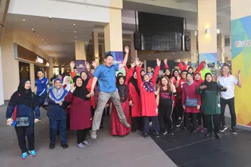 BICARA KESIHATAN: Encik Amrin (berbaju biru) bersama peserta sesi Jom Bual-Bual Kesihatan anjuran Berita Harian dan Lembaga Penggalakkan Kesihatan di Heartbeat@Bedok.