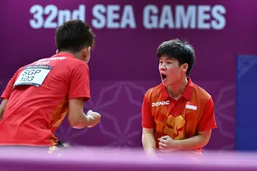 Koen Pang dan Izaac Quek (kanan) dari Singapura meraih satu mata menentang Javen Choong dan Wong Qi Shen dari Malaysia dalam Sukan SEA ke-32 di Dewan Pingpong Morodok Techo di Phnom Penh, Kemboja pada 14 Mei 2023. Singapura tewaskan Malaysia 3-1 dan menang pingat emas.