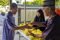 Pengagihan bubur Asyura pada 7 Julai 2025 di Masjid Ar-Raudhah mencerminkan iltizam masjid dalam menyemai budaya memberi, selaras dengan semangat perpaduan dan nilai murni Islam. 
