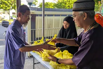 Pengagihan bubur Asyura pada 7 Julai 2025 di Masjid Ar-Raudhah mencerminkan iltizam masjid dalam menyemai budaya memberi, selaras dengan semangat perpaduan dan nilai murni Islam. 