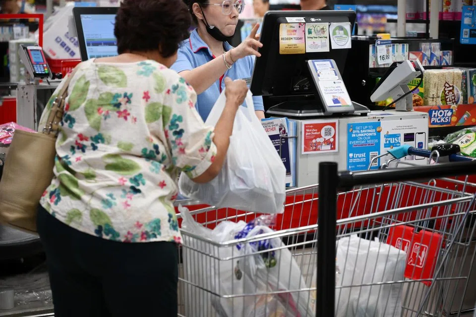 Anggota kesatuan boleh menggunakan e-baucar mereka, yang sah sehingga 31 Disember 2025, di kedai-kedai yang mengambil bahagian, termasuk pasar raya FairPrice, farmasi Unity dan medan selera Kopitiam.