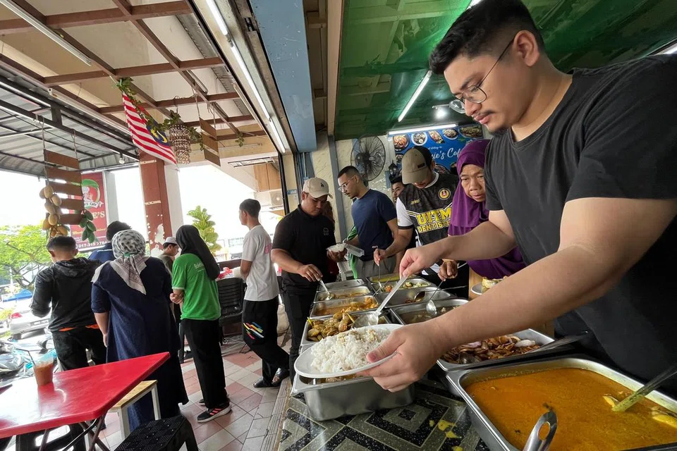 Lebih 40 jenis lauk masakan kampung disajikan di Hanie’s Cafe dekat Sungai Buloh, Selangor, dengan pelanggan hanya perlu membayar RM7 untuk menikmati bufet makan tengah hari tanpa had.