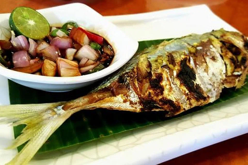 IKAN BAKAR: Dipanggang atas arang dan dihidangkan dengan kicap, bawang, lada dan limau kesturi. - Foto CEF MEL DEAN
