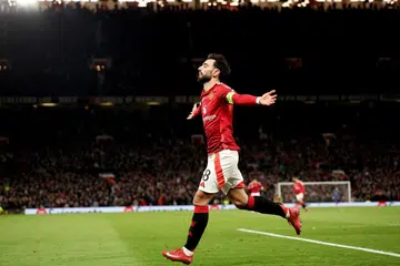 Kapten Manchester United, Bruno Fernandes, meraikan gol ketiga beliau dalam perlawanan Liga Eropah menentang Real Sociedad. United menang perlawanan itu 4-1 (5-2 secara agregat).