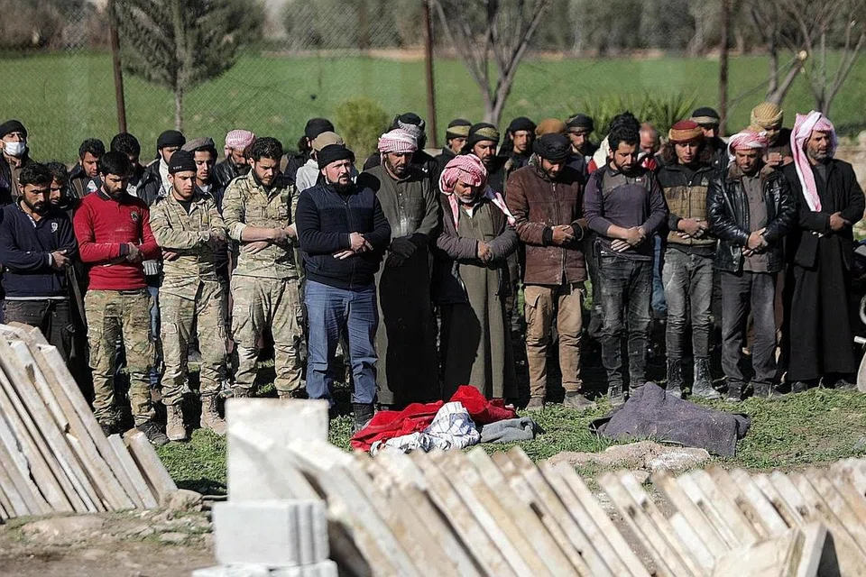 SYAHDU: Para penduduk bandar Jandaris, wilayah Aleppo, Syria, mengadakan solat jenazah ke atas seorang kanak-kanak yang terkorban akibat gempa. 