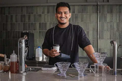 CEBURI DUNIA PERNIAGAAN: Setelah hampir 10 tahun bekerja di kafe dan mengendalikan operasinya, Encik Muhammad Fahmi Zailani kini bergelar pemilik kafe State of Affairs. - Foto BM oleh NUR DIYANA TAHA