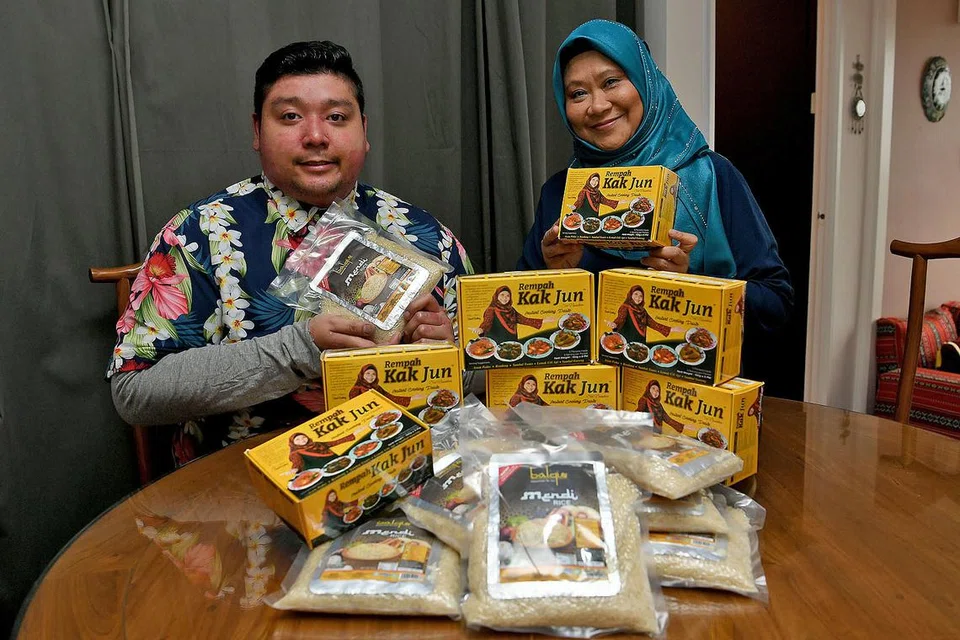 DAPAT SAMBUTAN: Pes Cik Junainah dan anaknya Encik Muhammad Zulhelmi Samsuri (kededuanya atas) terus mendapat sambutan ramai bukan sekadar di dalam malah di luar negara. - Foto BM oleh KHALID BABA