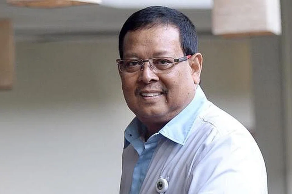 NASIHAT BERGUNA: Encik Jabar juga menasihat pekerja baru supaya banyak bertanya agar dapat belajar daripada pengalaman pekerja lama. - Foto TAUFIK A. KADER
