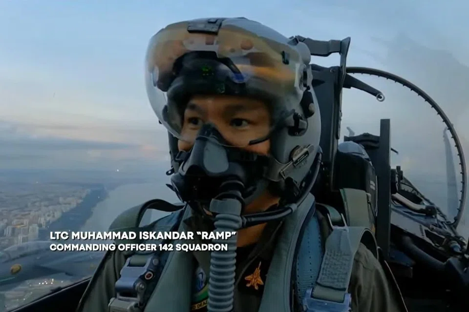 Leftenan-Kolonel (LTC) Muhammad Iskandar Dzulfadhli Abdul Rahman, yang memimpin Skuadron (SQN) 142 Angkatan Udara Republik Singapura (RSAF), juga menerajui segmen pertunjukan terbang lalu jet pejuang dalam Perbarisan Hari Kebangsaan (NDP) 2025. Gambar adalah tangkap layar daripada video yang ditayangkan semasa perbarisan. 