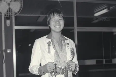 Perenang Singapura Patricia Chan bersama pingat-pingat yang dimenanginya di Sukan Semenanjung Asia Tenggara (SEAP Games) 1967 di Bangkok, 18 Disember 1967.