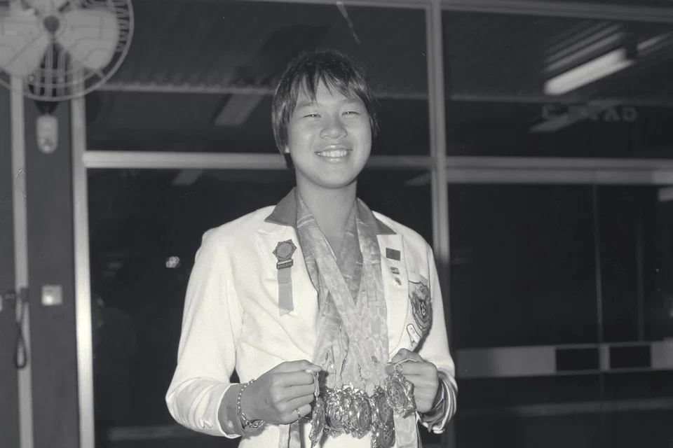 Perenang Singapura Patricia Chan bersama pingat-pingat yang dimenanginya di Sukan Semenanjung Asia Tenggara (SEAP Games) 1967 di Bangkok, 18 Disember 1967.