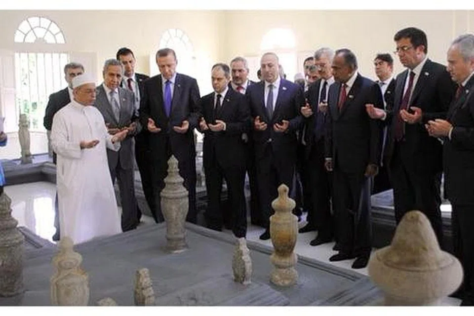 ZIARAH PUSARA: Rombongan Turkey pimpinan PM Recep Tayyip Erdogan (enam dari kiri), diiringi Menteri Luar Singapura Encik K. Shanmugam (lima dari kanan), dan Habib Hassan Al-Attas, imam Masjid Baalwie (berjubah putih) dan seorang pegawai Pesuruhjaya Tinggi Malaysia (paling kiri), mengunjungi pusara duta kerajaan Uthmaniyah, Allahyarham Ahmet Attaulah Effendi, di kuburan Telok Blangah, pada 9 Januari lalu.