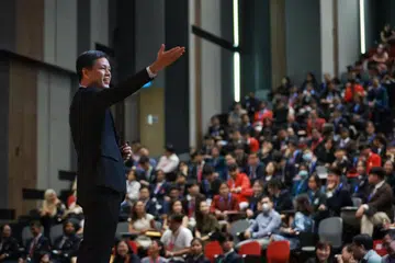 AMBIL TINDAKAN: Menteri Pendidikan, Encik Chan Chun Sing, berinteraksi bersama pelajar semasa majlis pembukaan Seminar Pra-Universiti 2023 pada Isnin di Universiti Teknologi Nanyang.