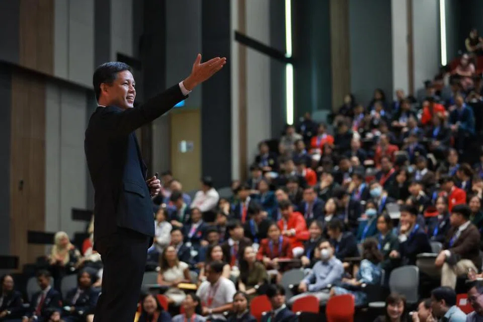 AMBIL TINDAKAN: Menteri Pendidikan, Encik Chan Chun Sing, berinteraksi bersama pelajar semasa majlis pembukaan Seminar Pra-Universiti 2023 pada Isnin di Universiti Teknologi Nanyang.