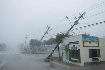 Tiang utiliti patah dan tumbang akibat tiupan angin kencang ketika taufan Milton menghampiri Fort Myers di Florida, Amerika Syarikat pada 9 Oktober.