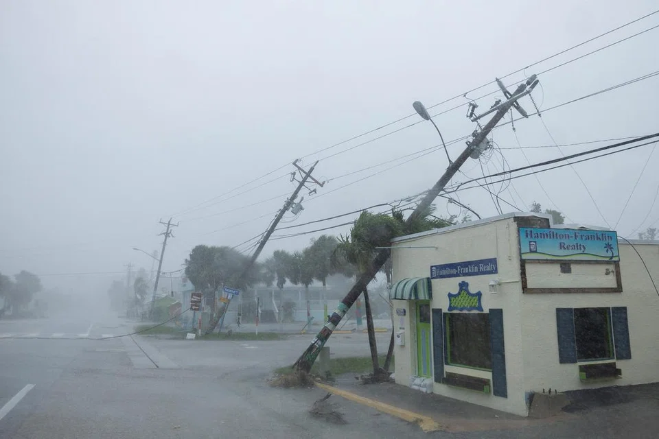Tiang utiliti patah dan tumbang akibat tiupan angin kencang ketika taufan Milton menghampiri Fort Myers di Florida, Amerika Syarikat pada 9 Oktober.