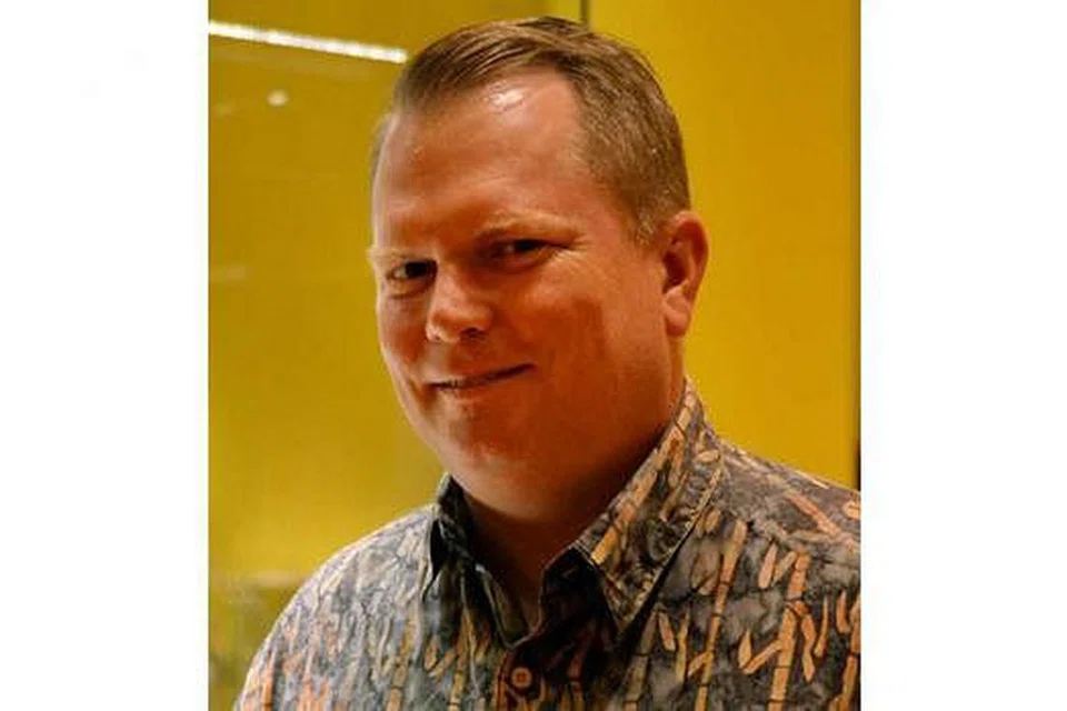 "Perkataan 'China' ialah sinonim porselin. Di negara-negara Barat, orang ramai merujuk kepada porselin mereka sebagai 'china'. Ia menunjukkan kegilaan mereka terhadap porselin, namun pada masa yang sama juga mempunyai implikasi kecenderungan terhadap barang dari Asia, terutamanya dari China." - Kurator (Asia Tenggara) ACM, Encik David Henkel.