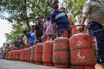 Orang ramai di India beratur untuk mengisi semula silinder gas petroleum cecair (LPG) yang kosong di luar pejabat agensi gas di Mumbai, India, 26 Mac 2026. Gangguan penghantaran dari Teluk susulan konflik yang semakin memuncak di Asia Barat menyebabkan bekalan LPG terganggu secara meluas di seluruh negara.