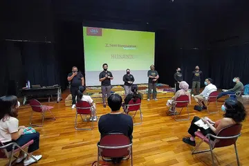 KONGSI ILMU: Penaung Anggerik Temasek Bangsawan, Noor Azhar Mohamed (berdiri dua dari kiri), bersama pelakon bangsawan memberi taklimat tentang pentingnya busana terperinci serta lenggok bangsawan kepada peserta bengkel. - Foto ANGGERIK TEMASEK BANGSAWAN.