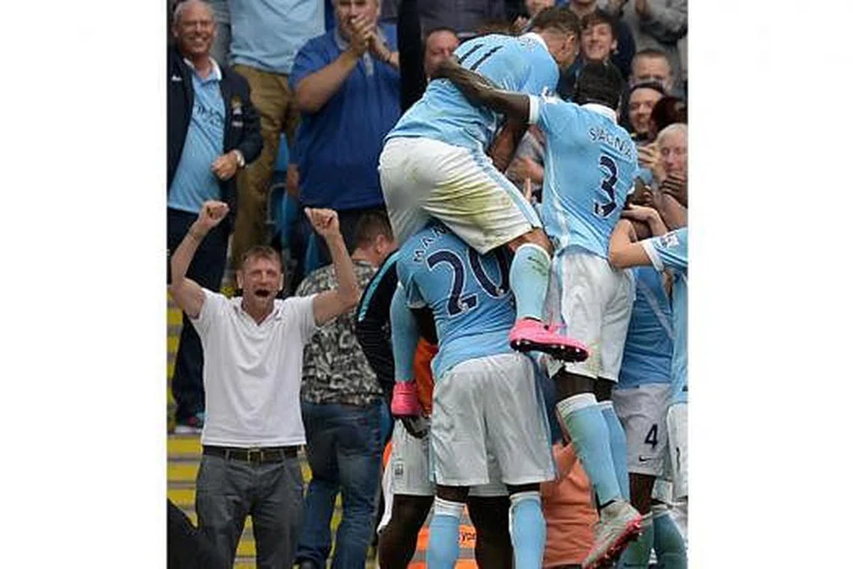 MENANG HEBAT: Kapten pasukan, Vincent Kompany (terselindung), dikerumuni rakan-rakannya sebaik menyumbatkan gol kedua Manchester City. - Foto AFP